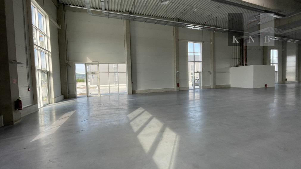 Prenájom rožného obchodného priestoru 450m² v časti Bratislava Bory