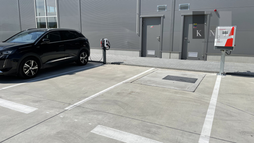 Prenájom rožného obchodného priestoru 450m² v časti Bratislava Bory