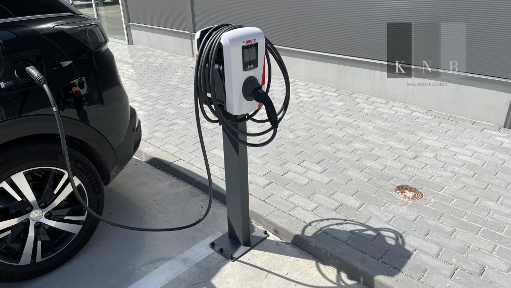 Prenájom rožného obchodného priestoru 450m² v časti Bratislava Bory