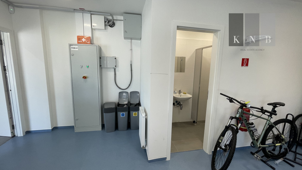 Prenájom rožného obchodného priestoru 450m² v časti Bratislava Bory