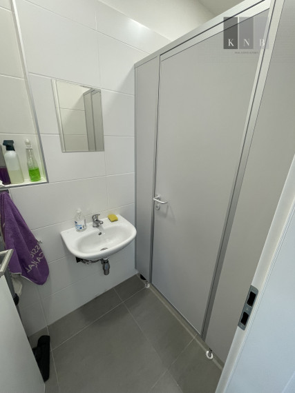 Prenájom rožného obchodného priestoru 450m² v časti Bratislava Bory