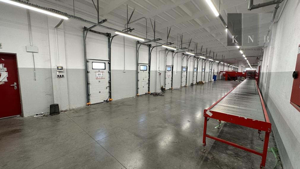 Prenájom distribučného centra 2444 m² s kanceláriami pri letisku v meste Bratislava