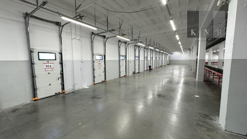 Prenájom distribučného centra 2444 m² s kanceláriami pri letisku v meste Bratislava