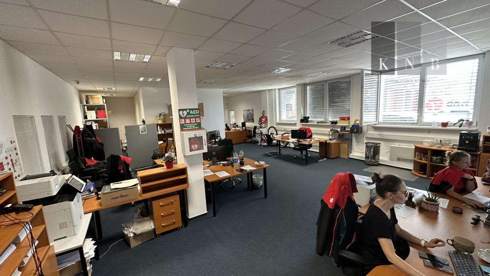 Prenájom distribučného centra 2444 m² s kanceláriami pri letisku v meste Bratislava
