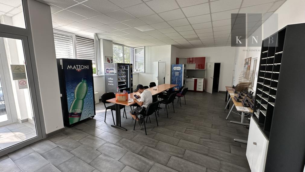 Prenájom distribučného centra 2444 m² s kanceláriami pri letisku v meste Bratislava