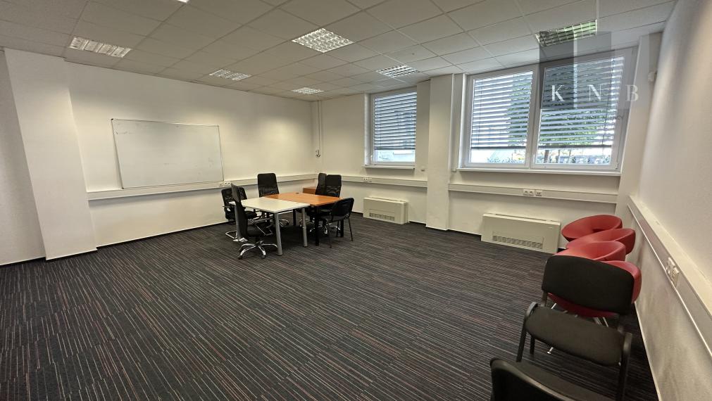 Prenájom distribučného centra 2444 m² s kanceláriami pri letisku v meste Bratislava