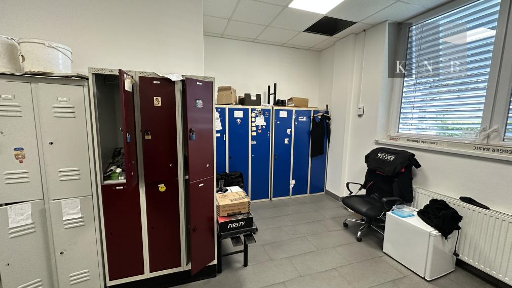 Prenájom distribučného centra 2444 m² s kanceláriami pri letisku v meste Bratislava