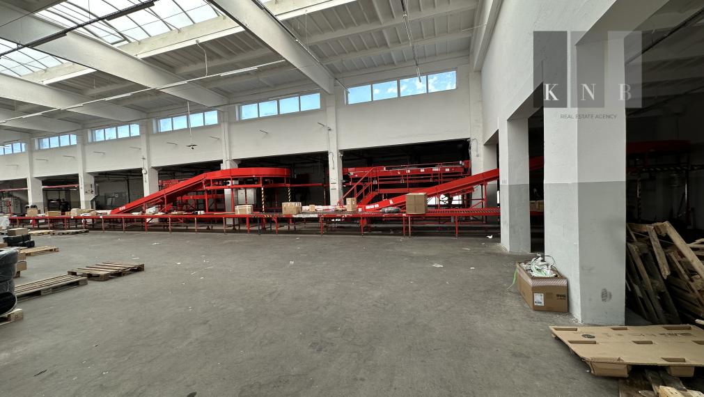 Prenájom distribučného centra 2444 m² s kanceláriami pri letisku v meste Bratislava