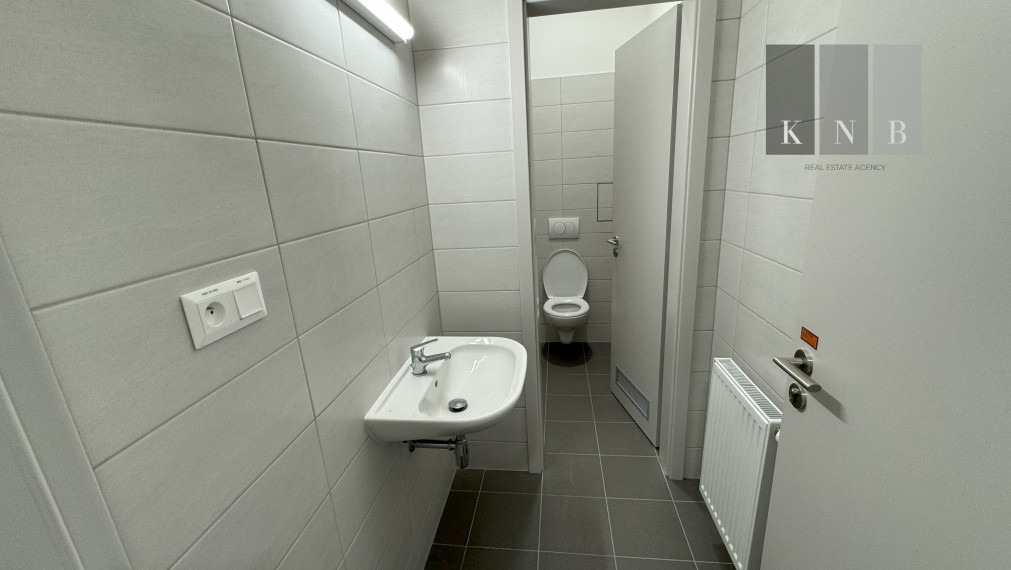 Prenájom nového skladového priestoru 1879 m² vrátane kancelárii priamo v meste Bratislava