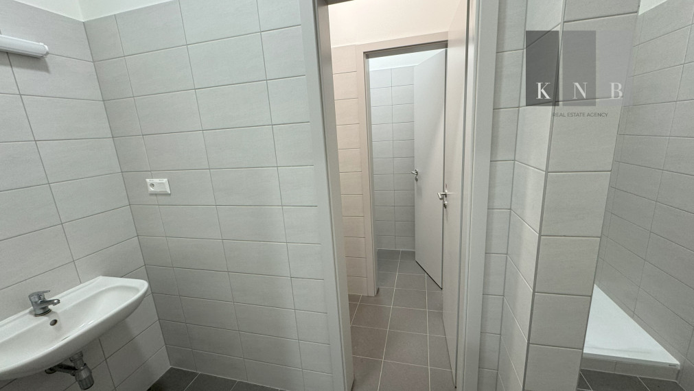 Prenájom nového skladového priestoru 1879 m² vrátane kancelárii priamo v meste Bratislava