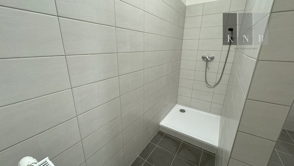 Prenájom 2 nových skladov od 800 m² vrátane kancelárii priamo v meste Bratislava