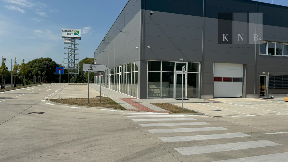 Retail space for rent 405 m² including 122 m² of offices next to Italian grocery store Cortelazzi in the city of Bratislava