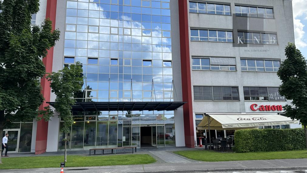 Prenájom kancelárskeho priestoru 225 m² na ulici Galvaniho v meste Bratislave