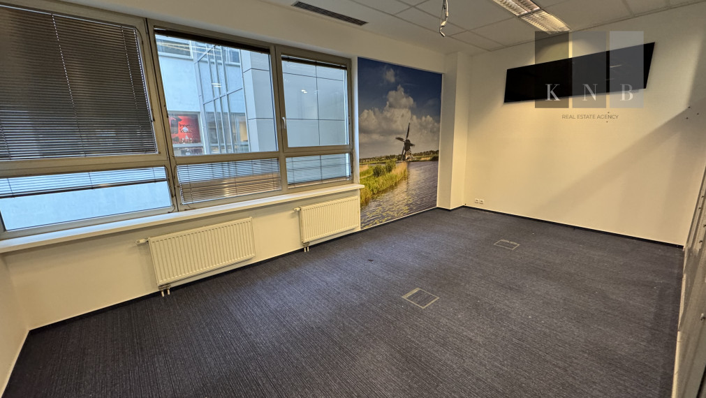 Prenájom kancelárskeho priestoru 225 m² na ulici Galvaniho v meste Bratislave