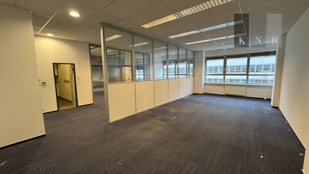 Prenájom kancelárskeho priestoru 225 m² na ulici Galvaniho v meste Bratislave