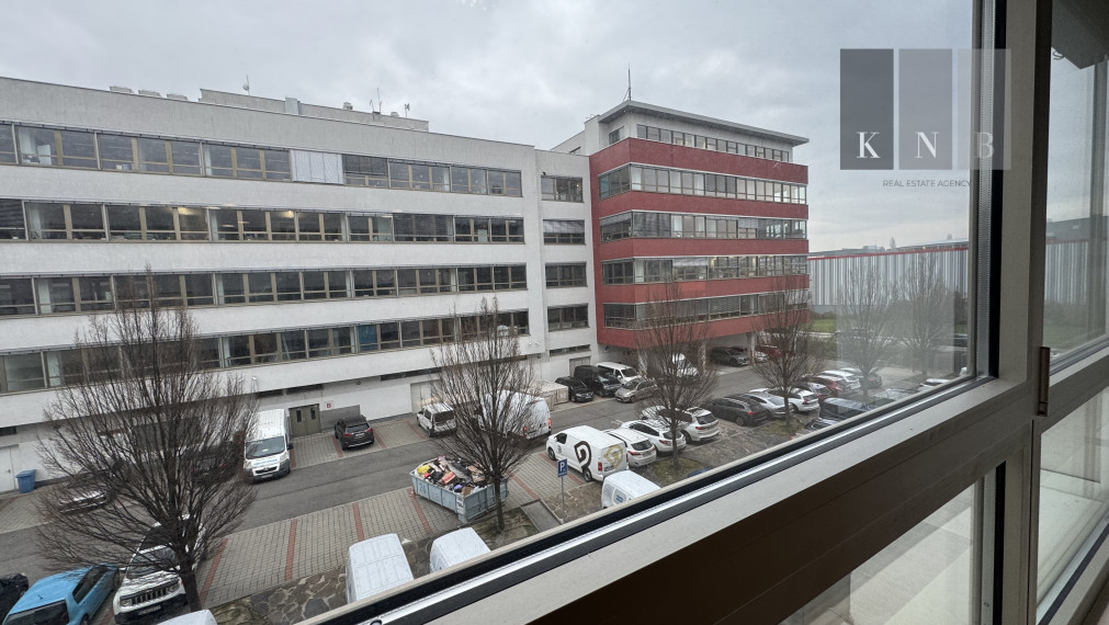 Prenájom kancelárskeho priestoru 225 m² na ulici Galvaniho v meste Bratislave