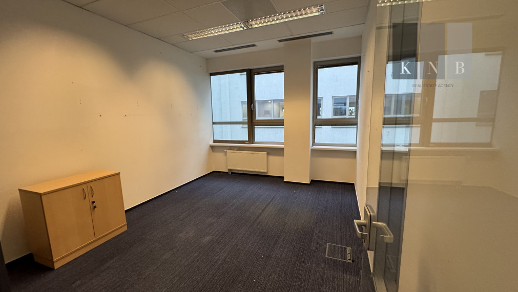 Prenájom kancelárskeho priestoru 225 m² na ulici Galvaniho v meste Bratislave