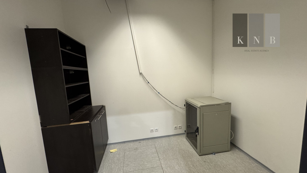 Prenájom kancelárskeho priestoru 225 m² na ulici Galvaniho v meste Bratislave