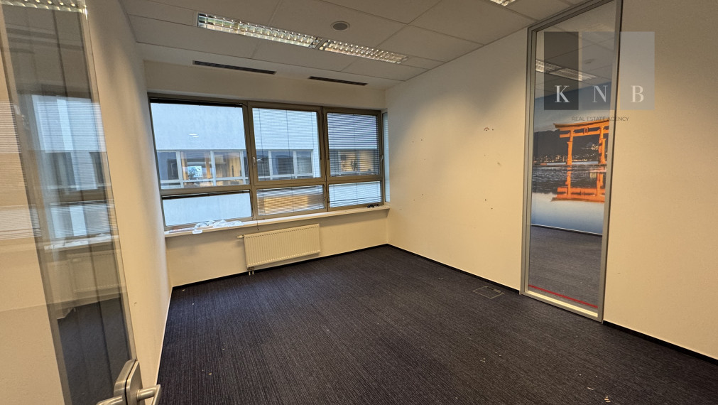Prenájom kancelárskeho priestoru 225 m² na ulici Galvaniho v meste Bratislave
