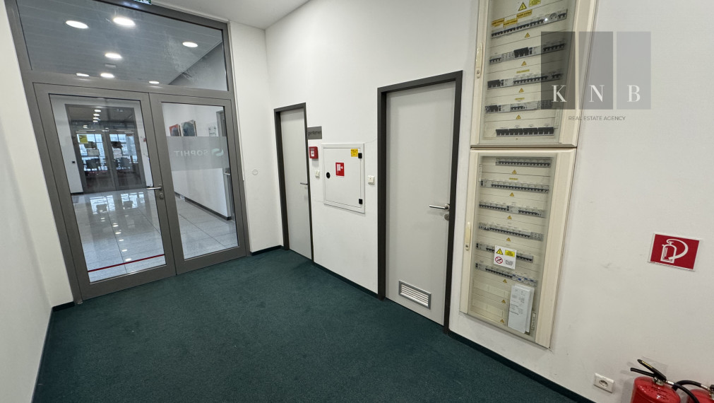 Prenájom kancelárskeho priestoru 225 m² na ulici Galvaniho v meste Bratislave