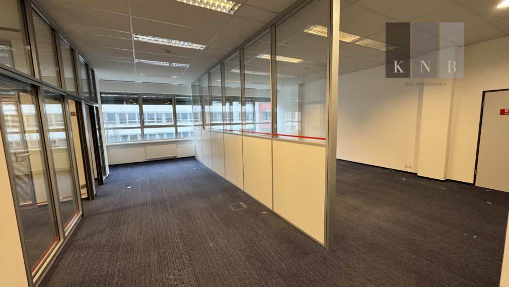 Prenájom kancelárskeho priestoru 225 m² na ulici Galvaniho v meste Bratislave