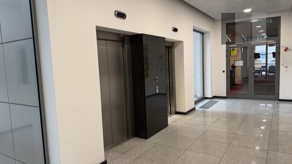 Prenájom kancelárskeho priestoru 225 m² na ulici Galvaniho v meste Bratislave