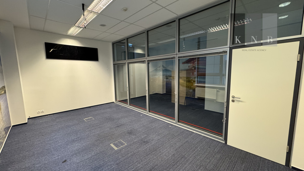 Prenájom kancelárskeho priestoru 225 m² na ulici Galvaniho v meste Bratislave