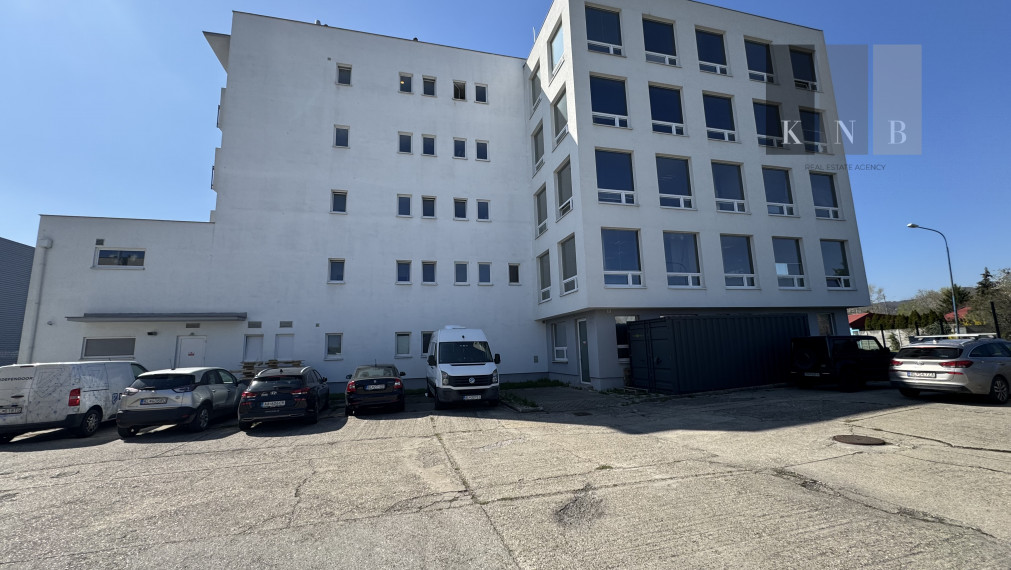 Prenájom samostatného kancelárskeho traktu 230m² v časti Bratislava Žabí Majer