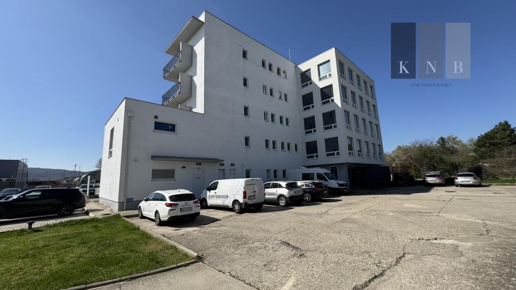 Prenájom samostatného kancelárskeho traktu 230m² v časti Bratislava Žabí Majer
