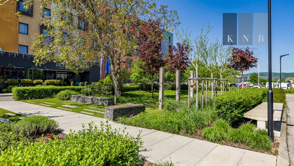 Prenájom samostatného kancelárskeho traktu 243 m² na Vajnorskej ulici v meste Bratislava