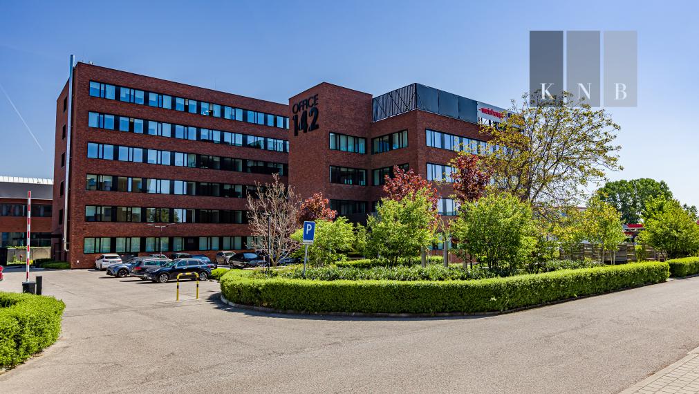 Prenájom samostatného kancelárskeho traktu 243 m² na Vajnorskej ulici v meste Bratislava