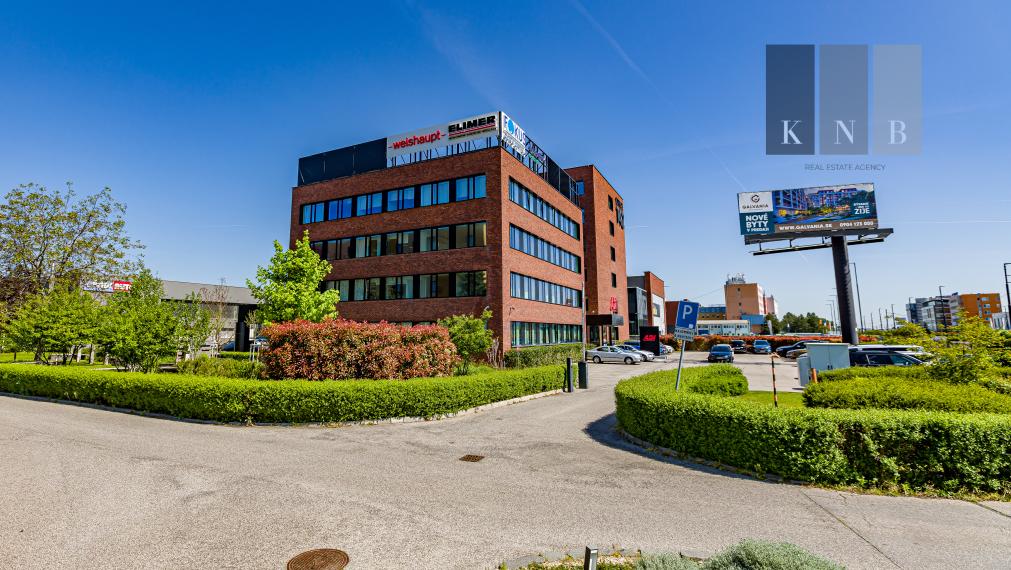 Prenájom samostatného kancelárskeho traktu 243 m² na Vajnorskej ulici v meste Bratislava