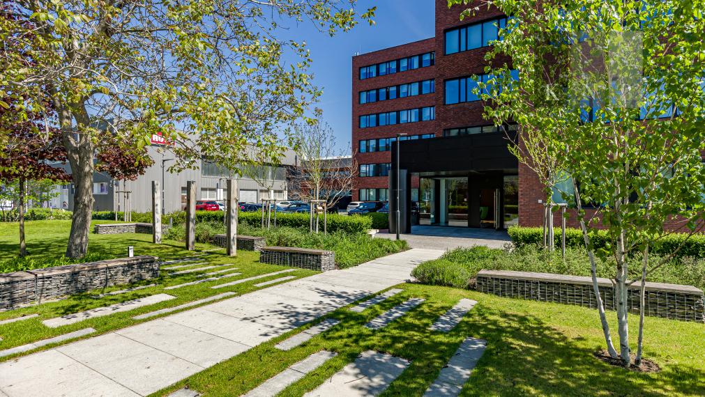 Prenájom samostatného kancelárskeho traktu 243 m² na Vajnorskej ulici v meste Bratislava