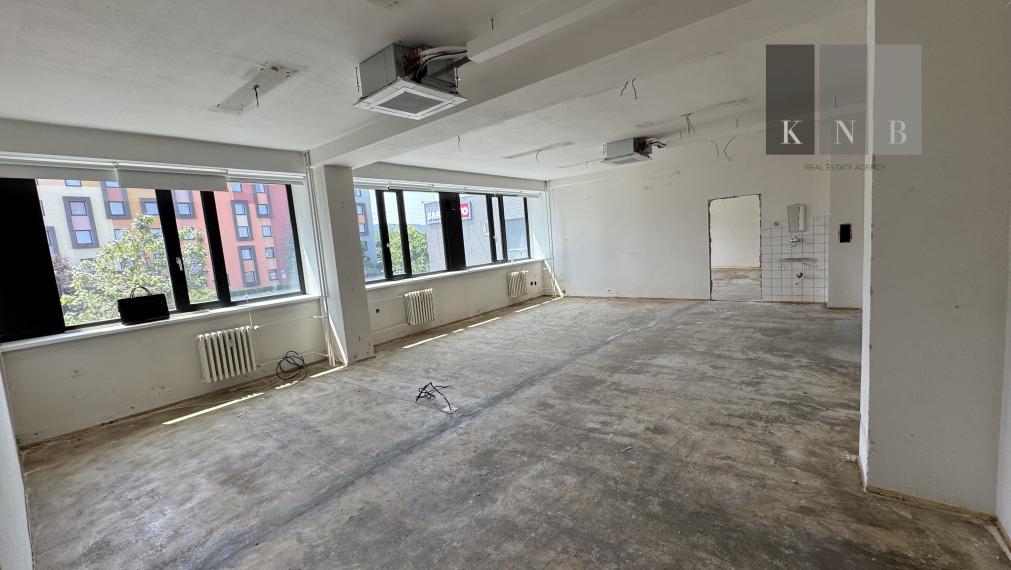 Prenájom samostatného kancelárskeho traktu 243 m² na Vajnorskej ulici v meste Bratislava