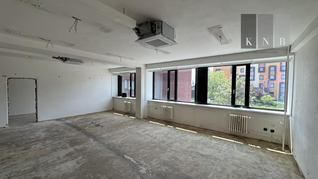 Prenájom samostatného kancelárskeho traktu 243 m² na Vajnorskej ulici v meste Bratislava
