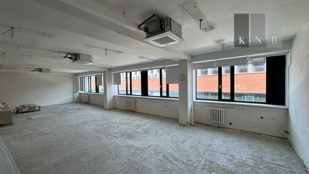 Prenájom samostatného kancelárskeho traktu 243 m² na Vajnorskej ulici v meste Bratislava