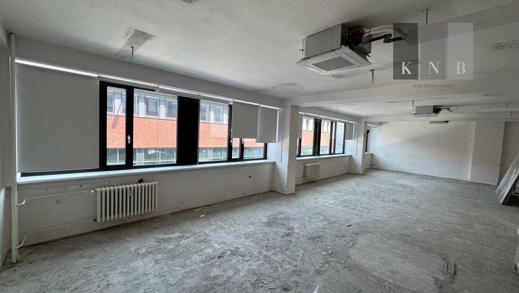 Prenájom samostatného kancelárskeho traktu 243 m² na Vajnorskej ulici v meste Bratislava