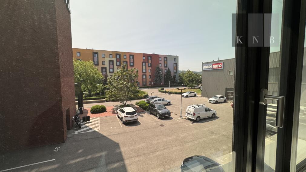 Prenájom samostatného kancelárskeho traktu 243 m² na Vajnorskej ulici v meste Bratislava