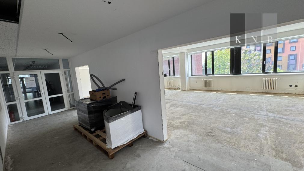 Prenájom samostatného kancelárskeho traktu 243 m² na Vajnorskej ulici v meste Bratislava