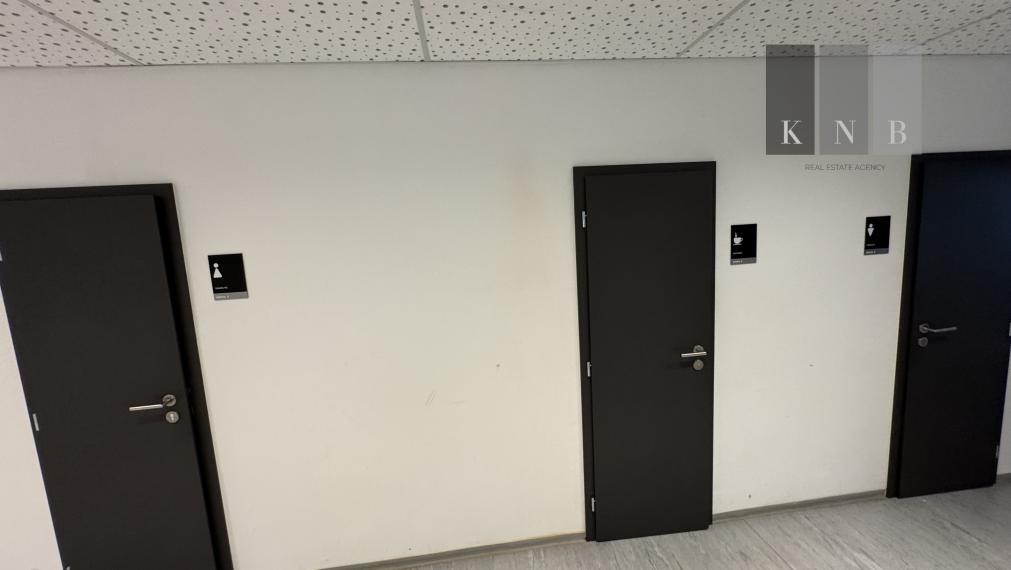 Prenájom samostatného kancelárskeho traktu 243 m² na Vajnorskej ulici v meste Bratislava