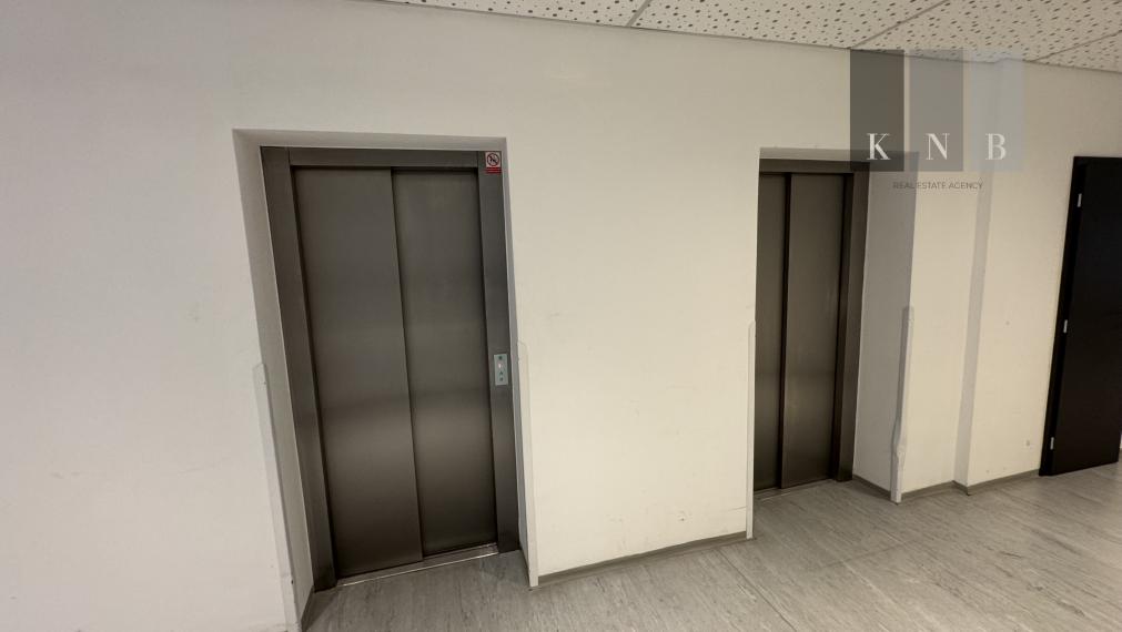 Prenájom samostatného kancelárskeho traktu 243 m² na Vajnorskej ulici v meste Bratislava
