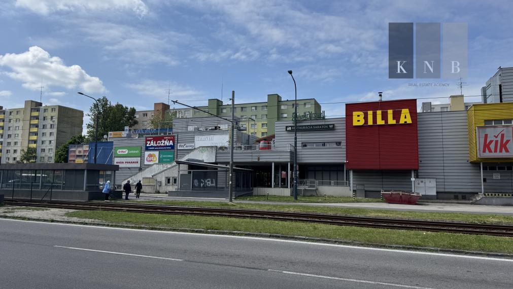 Prenájom obchodno-prevádzkového priestoru 594 m² v OD Saratov II v meste Bratislava, časti Dúbravka