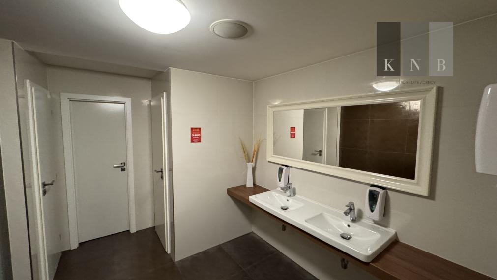 Prenájom obchodno-prevádzkového priestoru 594 m² v OD Saratov II v meste Bratislava, časti Dúbravka