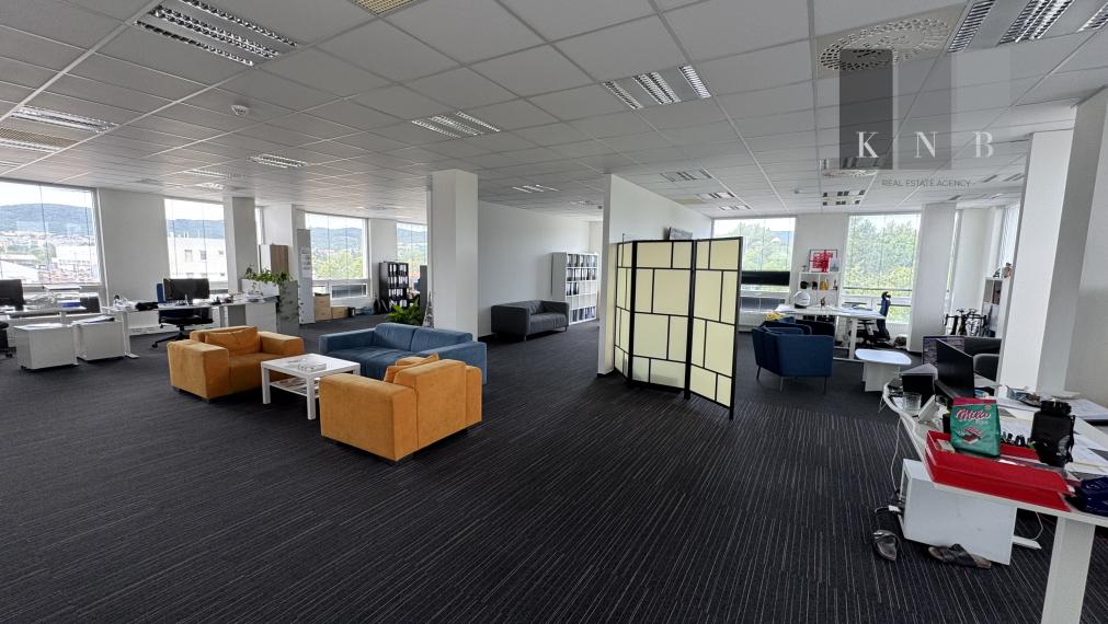 Prenájom samostatného kancelárskeho traktu 230m² v časti Bratislava Žabí Majer