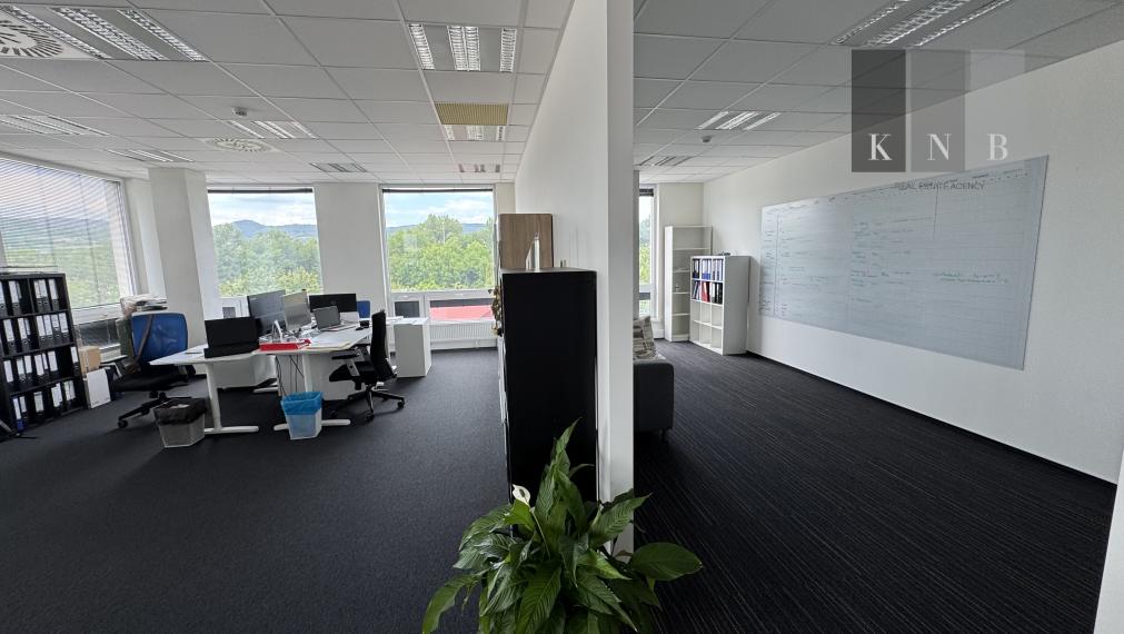 Prenájom samostatného kancelárskeho traktu 230m² v časti Bratislava Žabí Majer