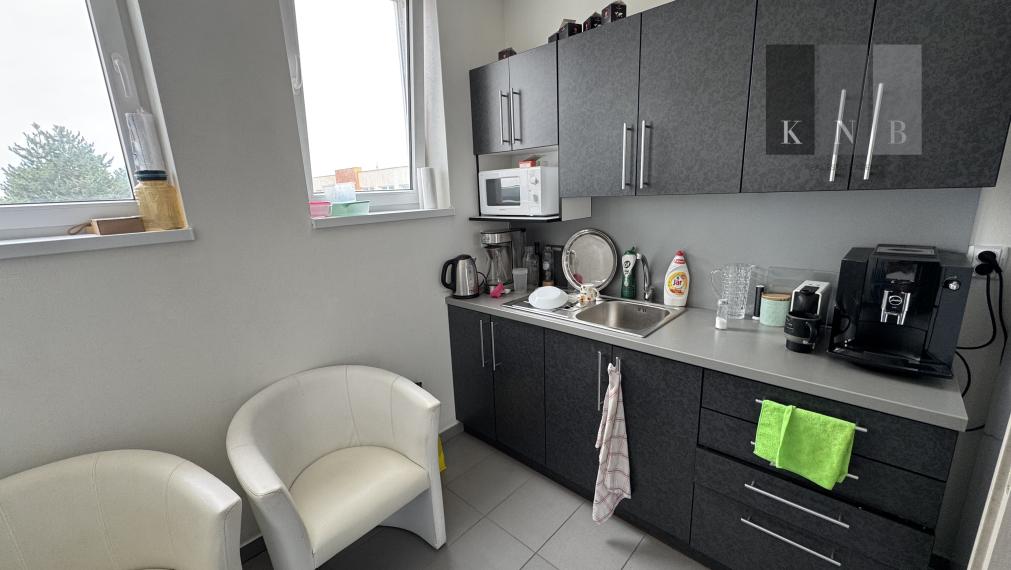 Prenájom samostatného kancelárskeho traktu 230m² v časti Bratislava Žabí Majer