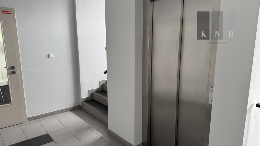 Prenájom samostatného kancelárskeho traktu 230m² v časti Bratislava Žabí Majer