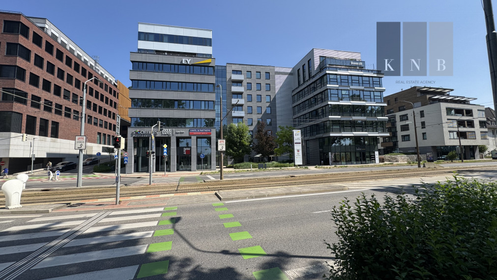 Prenájom samostatného kancelárskeho traktu 407 m² pri nábreží Dunaja v meste Bratislava