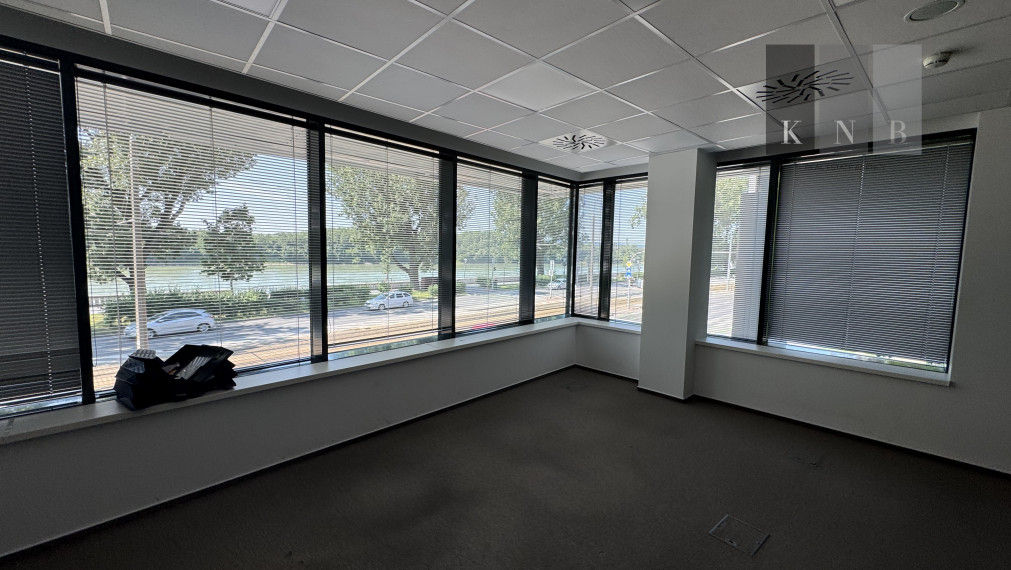 Prenájom samostatného kancelárskeho traktu 407 m² pri nábreží Dunaja v meste Bratislava