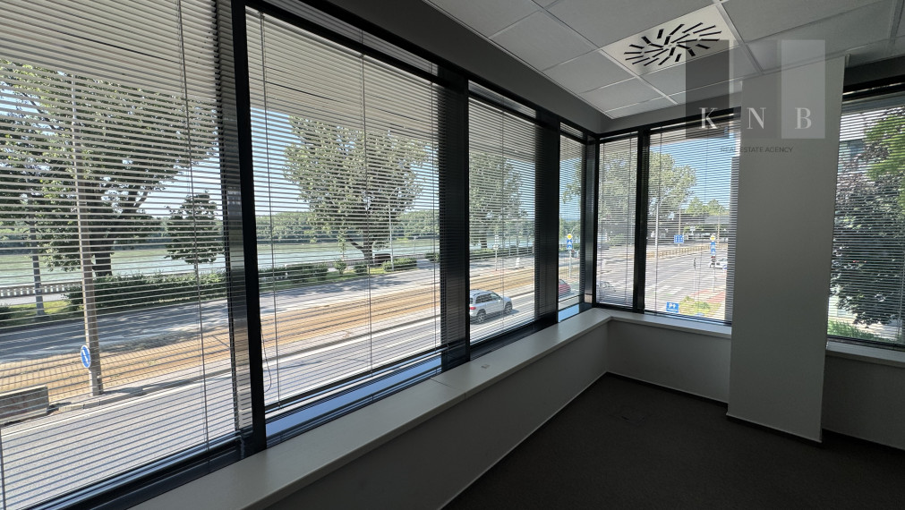 Prenájom samostatného kancelárskeho traktu 407 m² pri nábreží Dunaja v meste Bratislava